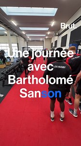 "Je dirais que la scolarité, ça vient aussi permettre de mieux bosser dans le club, au rugby, parce que à côté, j’ai d’autres choses qui me stimulent." Bartholomé Sanson est un jeune espoir du club du LOU Rugby à Lyon et de l’équipe de France moins de 20 ans. Mais comment fait-il pour allier sport de haut niveau et études ? Pour le savoir, on a passé une journée avec lui. | Brut