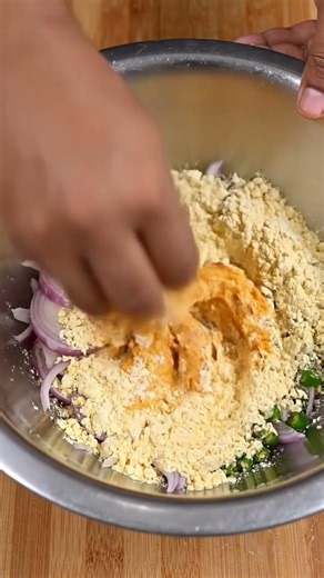 Testy pyaj ke pakode 😋#funny #food #testy #comedyshorts