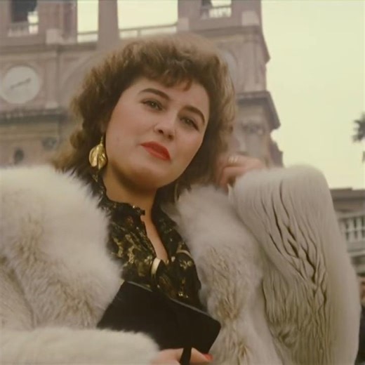 W la foca (1982) - Fur Fashion Edit - FurGlamor.com #furfashion #furcoat #foxfurcoat