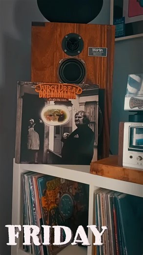 Alexander Minto Hughes, mieux connu sous le nom de Judge Dread, est un musicien de reggae et de ska britannique. Il est le premier artiste blanc à obtenir un hit reggae en Jamaïque. La BBC a censuré plusieurs de ses chansons en raison de son utilisation fréquente de sous-entendus sexuels et des doubles sens. #musica #legend #reggea #ska #foryoupage❤️❤️