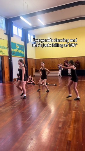 Unbothered Dance Queen Showcases Impressive Splits