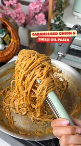 Caramelised onion & chilli oil pasta 🍝 Like I always say, the best meals are the ones that come together in one pan and this caramelised onion & chilli oil pasta is proof 🍝✨ Sweet, jammy onions, a fiery kick of chilli oil, and that garlicky aroma that makes you want to dive right in. Comfort, but make it a little spicy❤️🔥 Recipe: Ingredients 🫒 1 tbsp olive oil 🧅 1 large onion, chopped 🧄 2–3 cloves of garlic, chopped 🌿 Handful of chopped parsley 🌶 1-2 tbsp chilli oil 🧂 Salt as per taste 