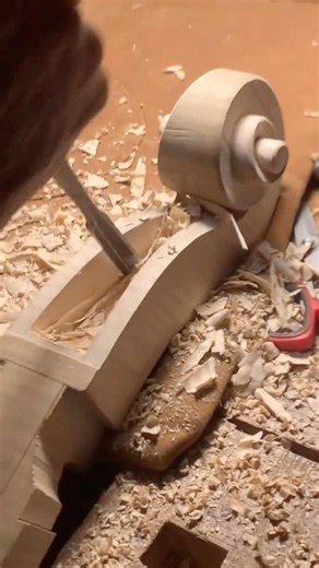 Diggin🤹🏻‍♂️🎻♥️ #luthier #violin #woodworking #cello #chelo #diy #wood #classicwood #woodcraft