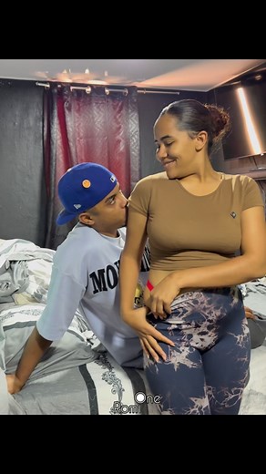 299K views · 1.9K reactions | Yo juraba que estaba hablando con mi mujer… hasta que ella misma me dijo: “No, yo soy la hermana de tu esposa.”Ahí mismo se me fue el alma en una guagua sin freno 藍Todo explicado inocente: las dos son iguales y yo me confundí, ¡fue un susto del diablo!#Gemelas #ConfusiónInocente #CuñadaIdéntica #SituaciónIncómoda #HistoriasDePareja #HumorDominicano #SketchRD #NickyOne | RomiOné | Facebook