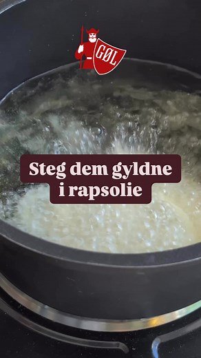 Hjemmelavede ristede løg 🧅 Du kan faktisk lave dem selv – de sprøde ristede løg! Og når du først har smagt dem, vil du aldrig gå tilbage. Perfekte på hotdogs, burgers… alt! 😍 Det skal du bruge: 3 løg 2 dl mælk 100 g hvedemel 2 dl rapsolie Salt & peber Sådan gør du: 1. Pil løgene og skær dem i tynde ringe. 2. Læg løgene i mælk i mindst 5 timer. 3. Tag løgene op af mælken og dup den tørre. 4. Løgene vendes i hvedemel og steges gyldne i rapsolie ved jævn varme. 5. Dryp løgene af på køkkenrulle. 6