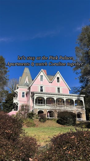 Nothing beats a cute historic hotel straight out of a movie 🖤 #coraline #victorian #historichome #asheville #travel