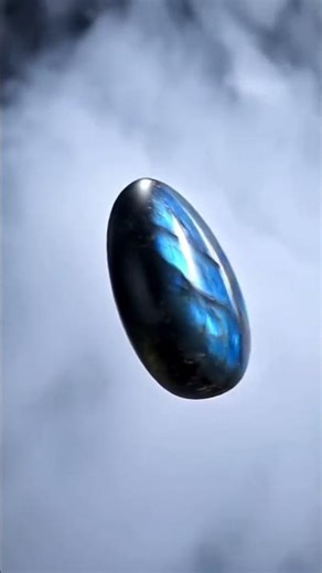 Nature Voices 🌿Labradorit – Stein der Intuition, des Schutzes und der inneren Transformation.