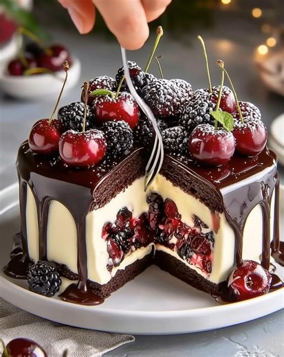 Czekoladowy tort z waniliowym kremem i owocami 🍒🍫 Elegancki, intensywny i pełen owocowej świeżości! 📝 Składniki (forma 18–20 cm) Czekoladowe blaty: 3 jajka 120 g cukru 80 ml oleju 120 ml maślanki 90 g mąki pszennej 30 g kakao 1 łyżeczka proszku do pieczenia 1/2 łyżeczki sody Szczypta soli Krem waniliowy: 300 ml śmietanki 36% 250 g mascarpone 2 łyżki cukru pudru 1 łyżeczka pasty z wanilii lub ekstraktu Warstwa owocowa: 300 g drylowanych czereśni i jeżyn 2 łyżki cukru 1 łyżka soku z cytryny 1 ł