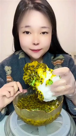 Crunchy Ice ASMR: Passionfruit Ice with Matcha Powder