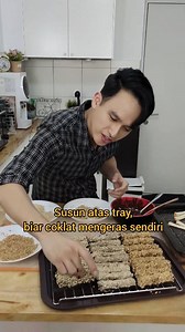 Jejari Roti Coklat Pastikan roti dibakar dlm oven hingga garing. Bila garing, roti tahan lama dan rangup walaupun roti tersebut melepasi tarikh luput. Roti akan tahan lama sebab segala kelembapan pada roti tersebut telah dikeringkan. Tiada air untuk kulat membiak. Lepas dah salut coklat pastu salut dgn topping, biar coklat keras sendiri. Tak perlu nak bakar dlm oven ke apa lepas settle salut. Simpan je dalam bekas kedap udara. Tahan lama dan tak lemau. Simpan suhu bilik je. Nak tahan lama & tak 