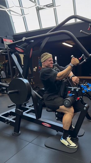 LOG-008 CP OLYMPIA - Never felt my back that good since I got my own Gym. Training is on point and shape is improving daily - the past 3 years I didn't had so much fun with BB as I have right now. Feels good 🙂 on to the next 💪 - FULL BACKDAY - Panatta super high row 3sets (2xunilat 6-12) (1xbi 12-20) - Roger 3wayrow 2sets (5-8/8-12) - Prime hori row (upper back) 3sets because I fckd up the first one (5-8/5-8/10-12 shrugs) - pull Ups 3sets (5-8/5-8/10-15) ✌️🐻 #urskalecinski #themiraclebear #mr