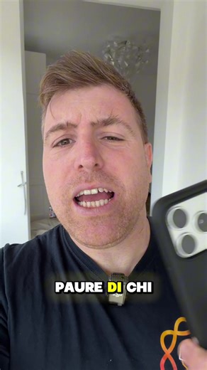 Questo non è il solito cordino. È un cavo Type-C da 240W in nylon ultra resistente. Lo tieni al polso o a tracolla, è indistruttibile e ti permette di caricare dal MacBook all'iPhone alla massima velocità ovunque tu sia. È l'accessorio che non sapevi di volere, ma di cui non potrai più fare a meno.