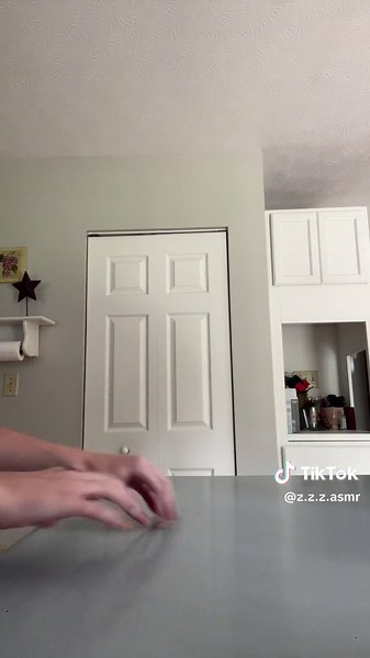 fast tapping & scratching into camera taps 📱 #asmr #lofiasmr #fastandaggressiveasmr #fastasmr #tabletapping #desktapping #scratchingasmr #cameratapping #phonetapping #asmrvideo #relax