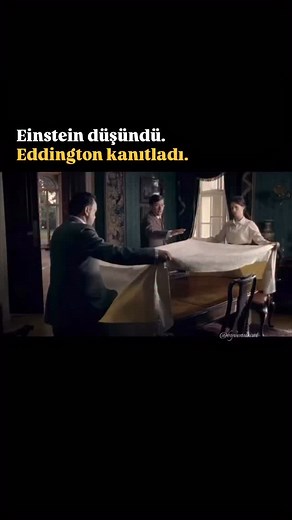 Arthur Eddington, 1919 yılında Albert Einstein’ın *genel görelilik teorisini* kanıtlayan tarihi bir deney gerçekleştirdi. Bu deney, Einstein’ı dünya çapında tanınır hale getiren dönüm noktasıydı. @evrenin__sifreleri @evrenin__sifreleri #evren #bilim #uzay #evreninşifreleri | Evreninsifreleri