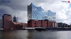 Steigt ein, wir nehmen euch mit durch den Hamburger Hafen! ⚓️ Da aktuell keine Hafenrundfahrten möglich sind, lassen wir den Hamburg-Klassiker einfach online stattfinden. Die Bergedorfer Schifffahrtslinie hat uns dankenswerterweise mitgenommen auf eine Rundfahrt durch den Hamburger Hafen. Die Route unserer Hafenrundfahrt findet ihr übrigens hier: https://buff.ly/39TALqX Kleiner Tipp: Schnappt euch beim Anschauen einen Ventilator und eine Dose Fisch und lasst euch damit die Hafenbrise um die Nase