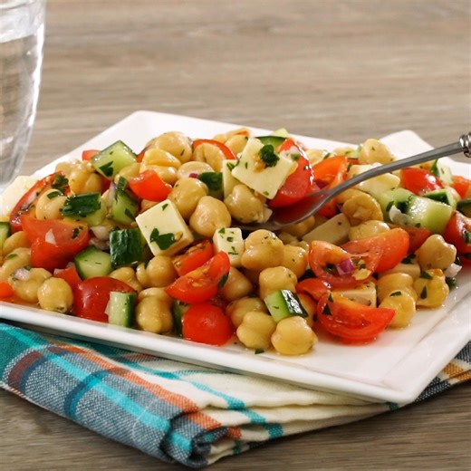 🌱Start the week feeling good with this vegetarian 𝗠𝗲𝗱𝗶𝘁𝗲𝗿𝗿𝗮𝗻𝗲𝗮𝗻 𝗖𝗵𝗶𝗰𝗸𝗽𝗲𝗮𝘀 𝗦𝗮𝗹𝗮𝗱 that is ready in just 20 minutes, in just 3 easy steps! Who else goes meatless on Mondays? https://bit.ly/4miW3UB | Goya Foods