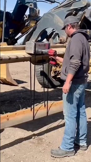 How to Change a Grader Blade with a Blade Box #Grader #HeavyEquipment #EarthMoving