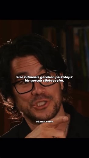 Psikolog Ömer KAZANCİ on Instagram: "💫Freud’a göre ruhsallığın ana savunma mekanizması bastırmadır. ✨• Kişi kabul edilemeyen dürtülerini (öfke, cinsellik, kıskançlık, saldırganlık) ✨• Bilinçten bilinçdışına iter ✨• Dış dünyaya ise uyumlu, kusursuz, kontrollü bir benlik sunar 👉 Ne kadar çok bastırma varsa, dışarıdaki düzen o kadar “pürüzsüz” görünür. Ama bastırılan enerji yok olmaz. #freud #psikoterapi #birey #bastırmamekanizması #sevgi"