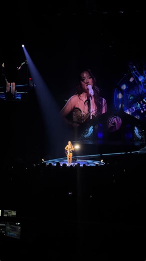 Laufey gets help singing Letter To My 13 Year Old Self 🤣 #laufey #laufeytour #austin #texas #concerts