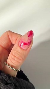 Effetto fluido, trasparenze misteriose e un rosso intenso che si dissolve come magia. 💅 Come realizzare questa nail art? 👉 Allugamento con CND™ Liquid & Powder – Natural Buff 👉 Tocchi irregolari di Shellac™ Rouge Rite, sfumati con un tocco di Wipe Off 👉 Sigillatura con Shellac™ Top Coat per una brillantezza da incanto Semplice, sorprendente e perfetta non solo per Halloween, ma ogni volta che vuoi stupire. Estetista, è il momento di sperimentare la bellezza che ipnotizza. #CNDItalia #Crimson