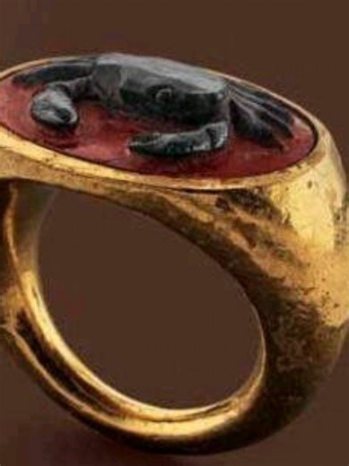 #creatorsearchinsights This ring is a rare and exquisite piece of Ancient Roman jewelry, dating back to approximately the 1st century A.D. Material: The band is crafted from solid, . high-carat gold, featuring a classic Roman thick-hoop design. The Gemstone: It features a Cameo (a relief. carving) of a crab. This technique involves carving a layered gemstone (often sardonyx or agate) to create a color contrast between the figure and the background. Symbolism: In the Roman world, the crab • could