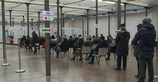 In centinaia in coda allo sportello per chi ha problemi con il green pass