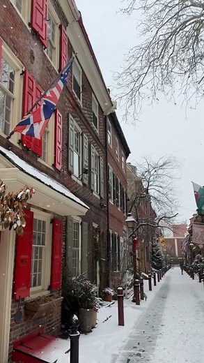 📍FUN THINGS TO DO IN PHILLY (christmas in philly edition) : Deck the Alley on Elfreths Alley in old city philly Tickets are $25 per person with all of the proceeds going to support this local Philadelphia museum and the elfreths alley non-profit Saturday December 6th 2025 2:00 PM 6:00 PM All ticket proceeds go to maintaing this historical street in old city philadelphia - If you’re looking for fun things to do in Philly, and Christmas things to do in Philly this event is for you -hot cider, sna