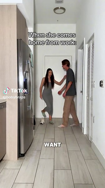 Cuando ella llega a casa del trabajo