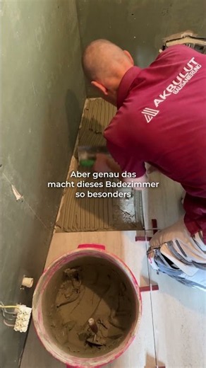 Großformat-Fliesen in einem Bad mit besonderem Schnitt