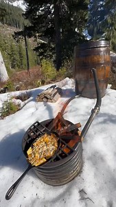 What can make the outdoors even more enjoyable? A hot tub, of course And a bonus to that; a barbecue, of course Utilize your fire heat to stay warm and cook up some yummy food while your tub warms up Once your food is cooked and crispy, it’s time to eat Then once your hot tub is warmed up, it’s time for a bath out in nature Powered by nature, with natural elements Just wood and water Skip the wires, gas, humming engines, and batteries And keep it natural, with a crackling fire Just like the good