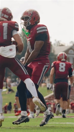 👀 Interception Bristan 👀 Hampden-Sydney Football freshman safety Bristan DeRocher made his first collegiate start and had his first collegiate INT during the 42-7 home win past Shenandoah yesterday. #RollTigers🐅 #ODAC #d3fb | Hampden-Sydney Tigers