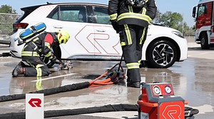 🔋🚒 The number of electric vehicles is constantly increasing, and with it the probability that fire departments will be confronted with burning lithium-ion batteries. Rosenbauer's battery extinguishing system was developed to achieve maximum extinguishing success in such cases - with minimum risk for the emergency services. 🤔 What are the specific scenarios in which the RFC Battery extinguishing system is used? 🎥 We present this to you in our new video series. Let's start with standard operat