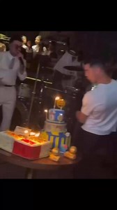 33K views · 1.9K reactions | Cristiano Ronaldo en train de fêter ses 40 ans ! C'est un moment de célébration pour une légende du football, entouré de joie et d'amour de ses fans et de ses proches. Que cette journée soit remplie de souvenirs inoubliables et de bonheur ! 拾⚽️ | CR7 FANS | Facebook