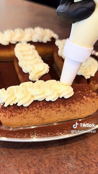 🍰😍 Du liebst Tiramisu? 🍰😍 بتحب التيراميسو؟ Dann probiere es mal so: جربها هيك: Nimm 2 Löffelbiskuits, خد ٢ قطعة لوفيلبيسكويت، bestreiche sie in der Mitte mit einer Creme aus: ادهنهم بالوسط بكريمة مكونة من: 250 g Mascarpone, 200 ml steif geschlagene Sahne, 2–3 EL Puderzucker (oder Zucker), 1 TL Vanilleextrakt. ٢٥٠ غ ماسكاربوني، ٢٠٠ مل كريمة مخفوقة بشكل كثيف، ٢-٣ ملاعق كبيرة سكر بودرة (أو سكر)، ١ ملعقة صغيرة فانيليا. Lege ein weiteres Löffelbiskuit darauf, حط قطعة تانية فوق، tauche alles von a