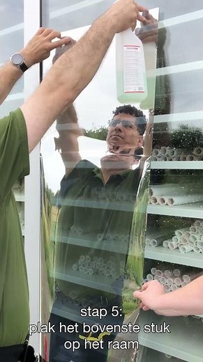 Zonwerend raamfolie zilver aanbrengen