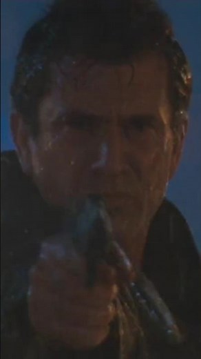 Mel Gibson uses a Beretta 92FS. Danny Glover. Lethal Weapon 4 (1998). Richard Donner 📽