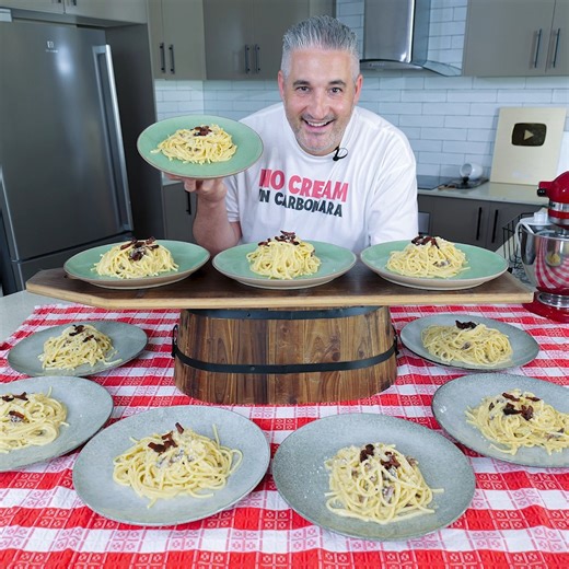 HOW TO MAKE SPAGHETTI CARBONARA FOR A GROUP OF 10 🍝👨‍👩‍👧‍👦 Hosting dinner for friends? This is the ultimate crowd-pleaser! Carbonara might seem tricky to scale—but I’ll show you how to make it perfectly creamy, cheesy, and rich for a group of ten… without stress and without cream! 🇮🇹 If you're craving a classic Italian dish to impress your guests, this is your go-to. Simple ingredients, authentic flavor, and no one leaves hungry. 👉 Grab the full recipe and cooking tips here: https://www.
