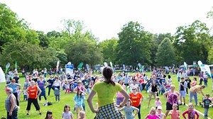 Kicsik és nagyok közösen próbálhatták ki a különféle sportokat a Családi Sportnapon - ORIGO