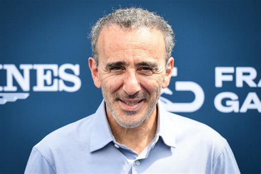 Biberon du matin : Élie Semoun partage une tendre photo de sa vie de papa à 62 ans