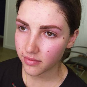 2nd session of a cover up over old microblading done somewhere else on Gabriella today. These brows had quite a bit of scar tissue which we have to work really softly over and they had healed asher than we were hoping due to the existing too deep work. In this session we focused on warming the brows up by layering diluted pigment which was modified with lots of yellow to counteract the ashy tones. These brows might need a third session, but they're already so pretty! 😍 🎨 Artist: Ammy ✍️ Style: