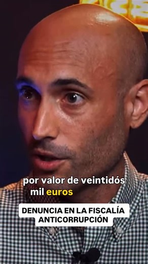 🚨El Grupo Vecinal Villajoyosa denuncia ante la Fiscalía Anticorrupción una compra municipal sin concurso público🚨 El Grupo Vecinal Villajoyosa (GVV) ha presentado una denuncia formal ante la Fiscalía Anticorrupción por la adquisición directa de contenedores de residuos valorados en 22.000 euros, realizada por el equipo de gobierno del Partido Popular sin convocar concurso público ni seguir los procedimientos de contratación establecidos por la Ley. Según ha podido constatar el grupo vecinal, e