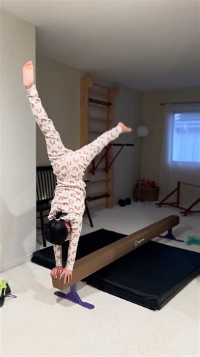 👉 Same Gymnast. 365 Days Apart. 👀