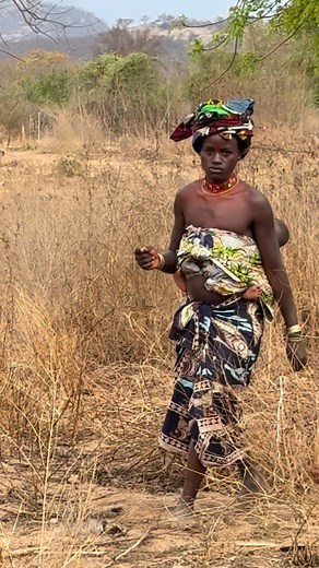 The daily life of the Nguendelengo people in southern Angola unfolds in small rural villages where families live in circular mud and straw huts. They are primarily engaged in livestock farming, agriculture, and gathering. Women are responsible for grinding millet, cooking, and caring for the children, while men tend to the livestock and fields. The community maintains strong family ties and practices traditional rituals connected to nature and their ancestors. #inspirationofafrica | Quim Fàbrega