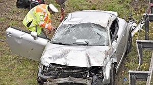 Schwerer Unfall auf A92: Auto hebt an Leitplanke ab