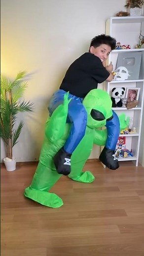 Şişme kostüm deniyorum! Inflatable costume #alien #shorts