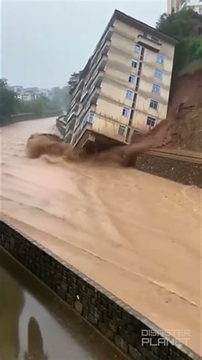 Massive Landslide Destroys Entire Neighborhood!