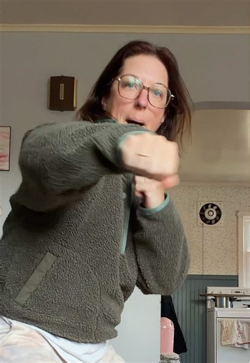 Adding more reasons to get stronger that don’t include how I look 💪 I want to be self defense strong so I can feel less helpless and maybe more prepared for ✨ current events ✨ and also the workouts are a great outlet for rage about *gestures at everything* follow for more pro tips and ice agents falling on ice