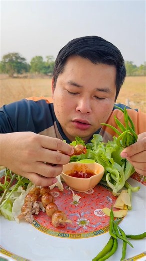 กินไส้กรอกอีสานแกล้มกับพริกสด10เม็ด #mukbang #food #colonelkkjϟ #eat #eating #delicious #thaifood