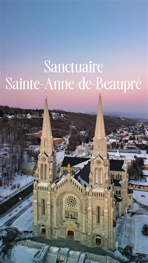 Sous la première neige, le Sanctuaire Sainte-Anne-de-Beaupré offre une atmosphère paisible et presque mystique. La basilique se dresse dans un calme hivernal qui est un lieu de visite incontournable, où l’on peut simplement admirer la beauté de l’hiver québécois sur la côte de Beaupré face à l’île d’Orléans. @tourismecotedebeaupre @sanctuairesainteanne @quebeccite @tourismequebec #winterwonderland #wintertravel #snow #winter #travelgram #explorecanada #canadatravel #canadiantravel #quebec #voyag