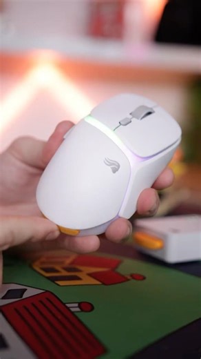 REPLACEABLE BATTERY in the Glorious D3 Wireless Mouse